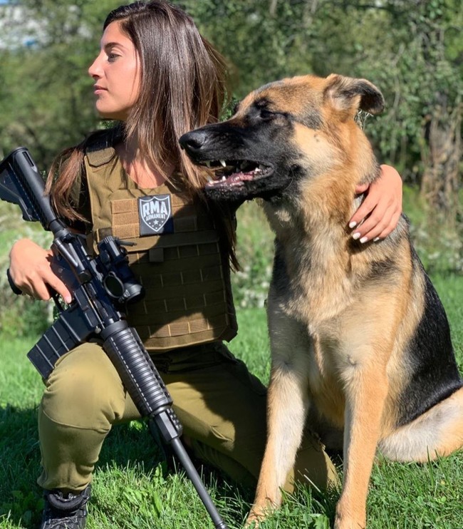 Yarden Ardity merupakan seorang model senjata yang juga pernah bertugas dalam IDF dalam unit pencarian dan penyelamatan. Foto: Instagram @yarden3ardity