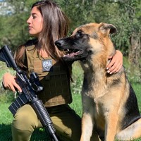 Yarden Ardity merupakan seorang model senjata yang juga pernah bertugas dalam IDF dalam unit pencarian dan penyelamatan. Foto: Instagram @yarden3ardity