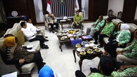 La Nyalla Mattalitti mengatakan bahwa DPD RI akan membantu Apdesi untuk memajukan daerah-daerah.