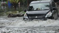 Banjir terjadi imbas hujan deras yang mengguyur Jakarta sejak pagi.