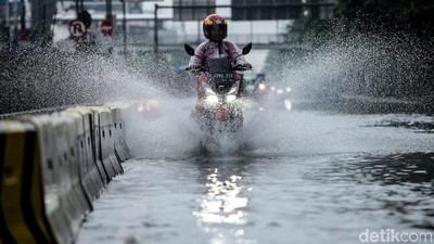 Genangan Air Bikin Satu Ruas Jalan di Gunung Sahari Lumpuh