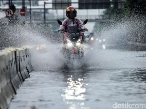 Genangan Air Bikin Satu Ruas Jalan di Gunung Sahari Lumpuh