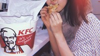 Nyammm! Wanita kelahiran Chiba ini tak segan memanjakan diri. Kali ini ia menyantap satu ember fried chicken. Foto: Instagram erika_karata_unofficial