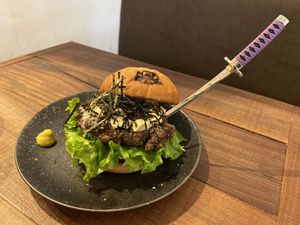 Burger Unik di Resto Ini Dimakan dengan Pedang Katana Jepang