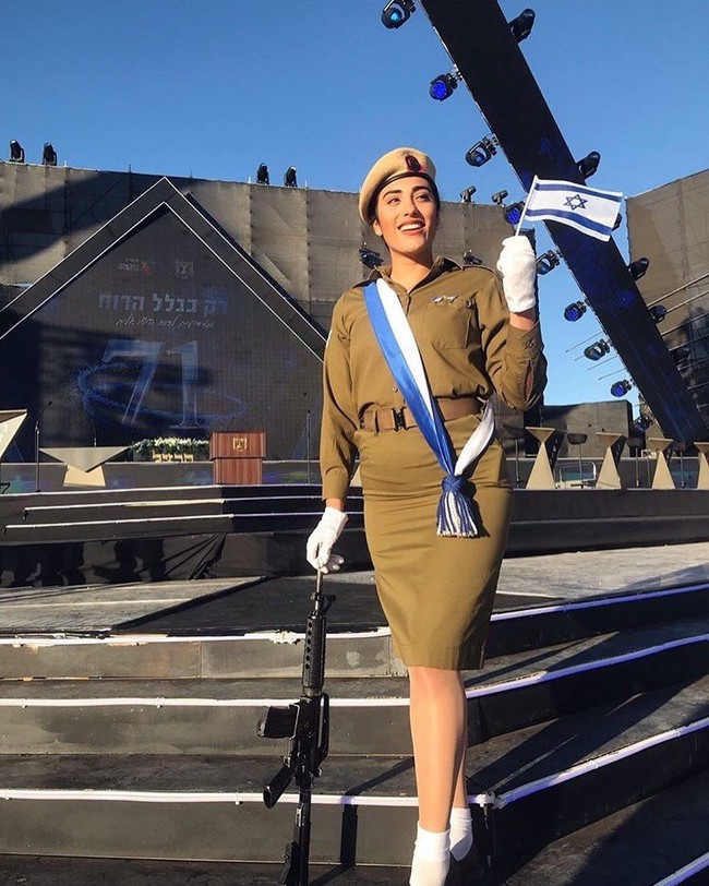 Koren Peretz juga tergabung dalam Israel Defense Forces. Kali ini ia tampil berbeda dari tentara kebanyakan karena mengenakan baju safari dengan rok sepan. Foto: Instagram @koren111