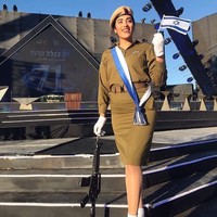 Koren Peretz juga tergabung dalam Israel Defense Forces. Kali ini ia tampil berbeda dari tentara kebanyakan karena mengenakan baju safari dengan rok sepan. Foto: Instagram @koren111