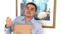 Apapun makanan kalau sudah dikemas (packaging) dengan baik, akan meningkatkan daya jual, tulis Arya pada keterangan fotonya. Kali ini ia siap menyantap bolu jadul khas Bali. Foto: instagram @aryawedakarna