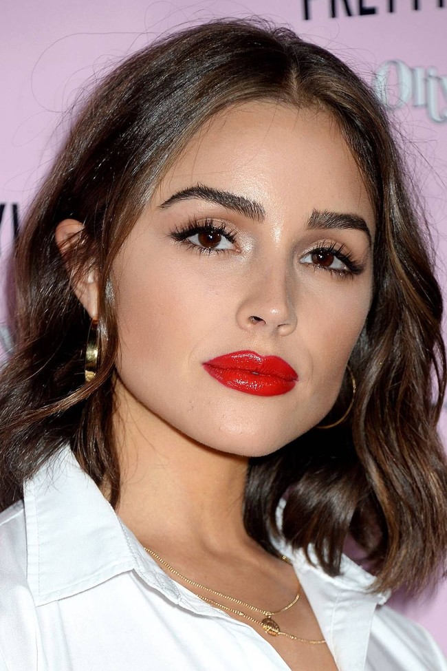 Tampilan Imlekmu akan lebih segar dengan sentuhan bibir dengan efek lip gloss. Tiru gaya Oliva Culpo yang tampil seksi sekaligus dramatis dengan lipstik merah glossy.  Foto: Getty Images