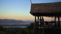 Suasana alam di kawasan penginapan ini juga sangat menenangkan. Ada tempat di mana pengunjng bisa melihat sunset dengan pemandangan di Thailand. (Anantara Golden Triangle Elephant Camp & Resort)