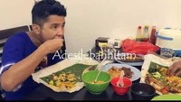 Nasi padang memang kegemaran banyak orang. Jirayut saja sampai tak bisa melewati kelezatanya. Satu bungkus nasi padang hampir habis disantap Jirayut.  Foto: Istimewa