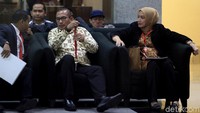 Dalam kasus ini, eks komisioner KPU Wahyu Setiawan diduga menerima suap dari eks politikus PDIP Harun Masiku. Suap diberikan berkaitan dengan urusan PAW anggota DPR dari PDIP yang meninggal dunia yakni Nazarudin Kiemas.
