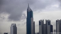 Awan hitam tampak memayungi kawasan Jakarta Pusat.
