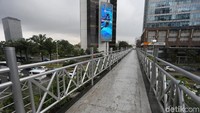 Begini penampakan JPO tanpa atap di Jalan Jend Sudirman saat hujan deras mengguyur.