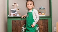 Lagi-lagi Ariah yang bermain peran sebagai barista Starbucks. Ia tampak lucu menggunakan apron khusus barista. Foto: Facebook renee.doby