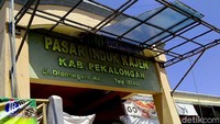 Kenaikan harga cabai setan ini sudah dirasakan pedagang sejak bulan Desember, menjelang Natal dan Tahun baru.