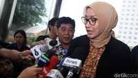 Komisioner KPU Evi Novida Ginting memberikan keterangan kepada awak media saat tiba di gedung KPK untuk menjalani pemeriksaan terkait kasus yang menjerat mantan Komisioner KPU Wahyu Setiawan.