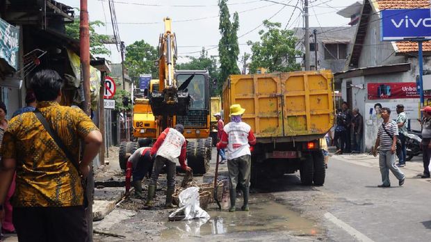 47 Truk mengangkut sampah dan sedimen lumpur saluran Tegalsari 