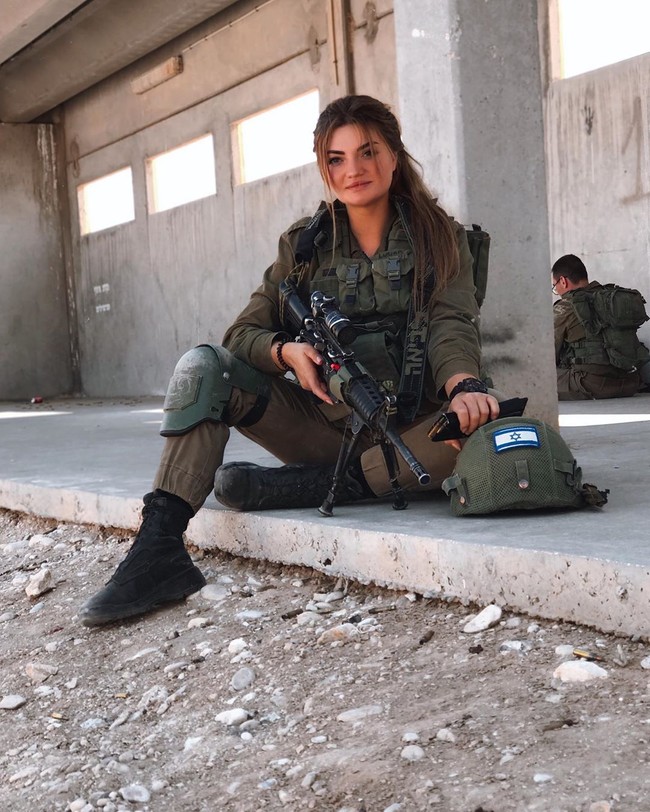 Wanita cantik lainnya yang tergabung dalam unit tempur tentara Israel adalah Yana Luyana. Lulusan administrasi bisnis dan manajemen tersebut sudah lebih dari setahun menjadi tentara. Ia pun sering mendokumentasikan latihannya di Instagram. Foto: Instagram @yana_luyana