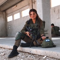 Wanita cantik lainnya yang tergabung dalam unit tempur tentara Israel adalah Yana Luyana. Lulusan administrasi bisnis dan manajemen tersebut sudah lebih dari setahun menjadi tentara. Ia pun sering mendokumentasikan latihannya di Instagram. Foto: Instagram @yana_luyana