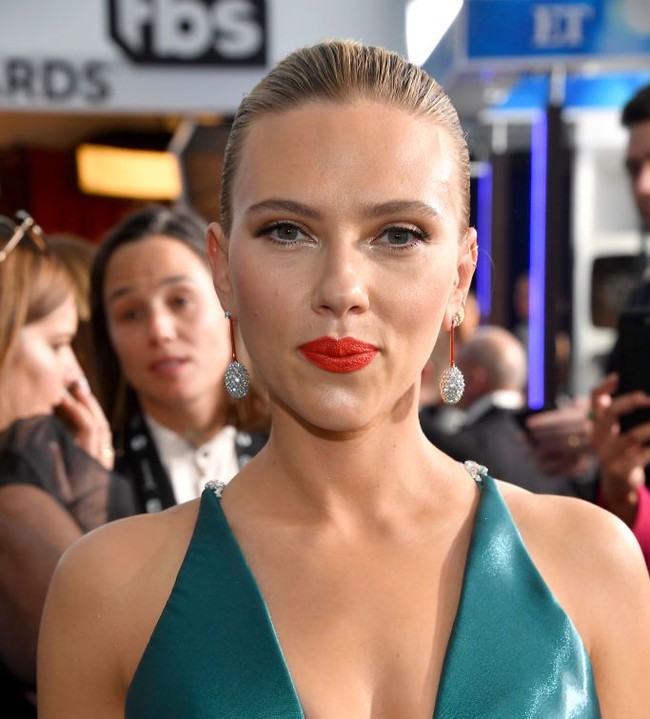 Scarlett Johanson tampil fresh dengan padanan lipstik merah dan pulasan eyeshadow silver di mata bagian dalam. Tampilan elegan ini sangat pas untuk makeup Imlekmu.  Foto: Getty Images