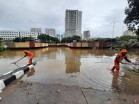 Underpass Kemayoran Terendam Banjir, Pemadam Kebakaran Sedot Genangan