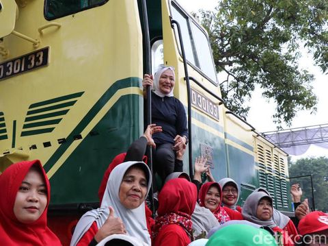 Bupati Bojonegoro Anna Muawanah naik di lokomotif/