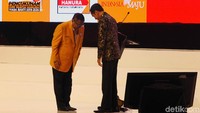 Pantauan detikcom, Jokowi tiba di JCC Senayan, Jakarta, pukul 19.10 WIB, Jumat (24/1/2020). Dia mengenakan kemeja batik.