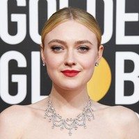 Dakota Fanning tampil elegan dengan lipstik merah dan perpaduan eyeshadow icy blue. Perpaduan makeup ini cocok untuk penampilan makeup imlekmu. Foto: Getty Images