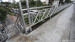 Ironi JPO Tanpa Atap yang Lumpuh saat Hujan