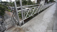 Saat musim hujan terlihat tidak ada satu pun warga atau pejalan kaki yang menggunakan jembatan tersebut.