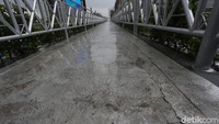 Warga justru lebih memilih jalan meski agak jauh untuk menuju ke JPO yang memiliki atap kanopi di kawasan Sudirman.