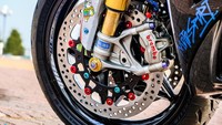 Geser ke area kaki-kaki. Di sinilah kemewahan sesungguhnya. Di area ini disematkan suspensi upside down Ohlins TTX dipadu kaliper rem Brembo M50 Monoblock hasil kanibalan dari Ducati 1199 Panigale.Foto: news.zing.vn