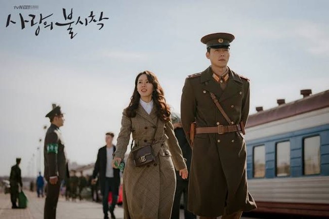 Nomor 5 ditempati Crash Landing On You. Dibintangi Son Ye Jin dan Hyun Bin, drama romantis ini menceritakan kisha cinta chaebol asal Korea Selatan dan kapten di kesatuan militer dari Korea Utara. Foto: istimewa
