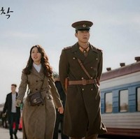 Nomor 5 ditempati Crash Landing On You. Dibintangi Son Ye Jin dan Hyun Bin, drama romantis ini menceritakan kisha cinta chaebol asal Korea Selatan dan kapten di kesatuan militer dari Korea Utara. Foto: istimewa