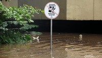 Jalan menuju underpass tersebut juga ditutup sehingga tak bisa dilintasi kendaraan.