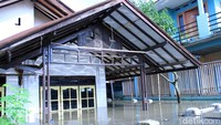Pemukiman yang berada di Kampung Bojongasih, Kecamatan Dayeuhkolot terendam banjir mulai setinggi betis hingga leher orang dewasa. Wisma Putra/detikcom.