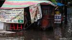 Di Tengah Banjir, Pedagang Ini Tetap Jualan demi Cuan