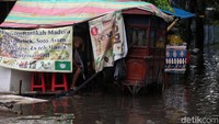 Demi tetap mendapat pemasukan para pedagang memilih untuk berjualan seperti biasa meski banjir.