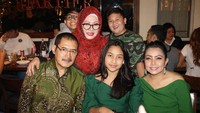 Bambang Trimhatmodjo tampak serasi bersama Mayangsari dan Khirani dengan busana hijau. Dok. Ist