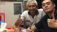 Jajan di Bali, Arya menyantap mie ayam. Ia berpose dengan pria yang ada di warung. Tampaknya bapak ini pemilik warung makan yang disambangi Arya. Foto: instagram @aryawedakarna