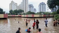Anak-anak pun berenang di kolam dadakan ini.