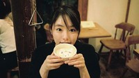 Wanita 22 tahun ini tadinya memiliki akun Instagram resmi, namun kini sudah dihapus. Sebelumnya ia suka memamerkan momen kulineran seperti ketika menyesap latte hangat ini. Foto: Instagram erika_karata_unofficial