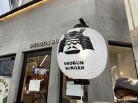 Burger Unik di Resto Ini Dimakan dengan Pedang Katana Jepang