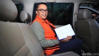 Hingga masuk ke dalam mobil tahanan, Imam Nahrawi masih memamerkan pesannya tersebut.