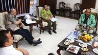 Ketua umum DPP Asosiasi Pemerintah Desa Seluruh Indonesia (Apdesi) Sindawa memberikan penjelasan terkait kedatangannya kepada Ketua DPD RI.