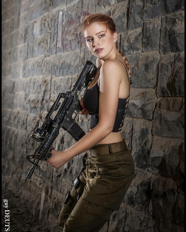 Dalam akunnya, wanita bernama Nofar Kirsh ini menuliskan dirinya sebagai tentara dalam unit tempur Israel. Wanita yang juga model tersebut juga kerap menuliskan kehidupannya sebagai tentara. Menjadi tentara harus siap jatuh dan merangkak dan membawa beban di punggung dengan senyum di wajah karena rumahmu aman dan kamu tidak sendiri, tulisnya. Foto: Instagram @nofarkirsh