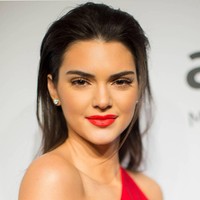 Lipstik merah mampu memberikan kesan glamour dan klasik secara bersamaan, meski tanpa menggunakan makeup mata berlebihan. Seperti Kendall Jenner yang tampil klasik dengan lipstik merah, dan hanya menggunakan maskara.  Foto: Getty Images