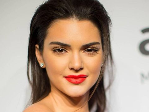 lipstik merah LOS ANGELES, CALIFORNIA - JANUARY 19: Scarlett Johansson attends the 26th Annual Screen Actors Guild Awards at The Shrine Auditorium on January 19, 2020 in Los Angeles, California. (Photo by Frazer Harrison/Getty Images)