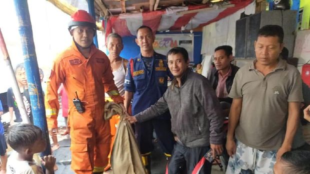 Ular Sanca 4 Meter Ditemukan di Perlintasan Kereta di Ancol Saat Hujan