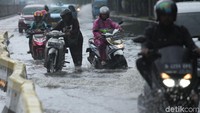 Hujan deras yang mengguyur membuat kawasan tersebut tergenang air.